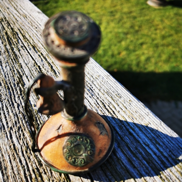 Pair of Resin Antique Phone Figures - Picture 9 of 11